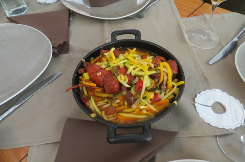 Flusskrebse im Wok mit buntem Gemüse
